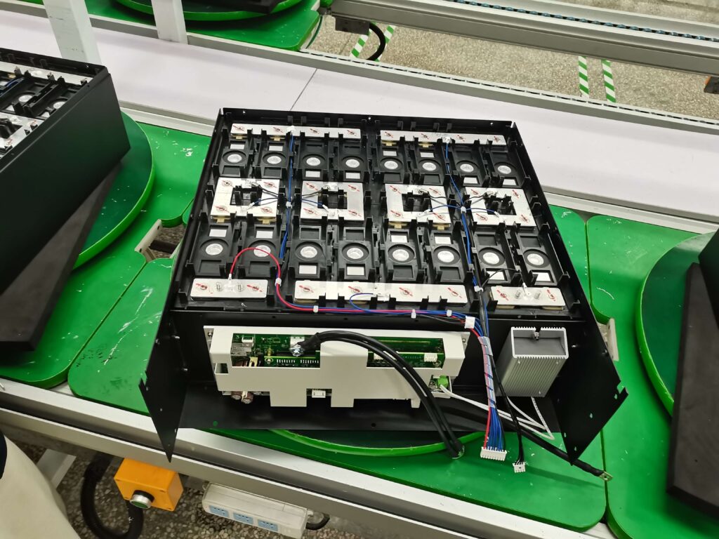 All'interno del rack Sercer batterie 48v 200Ah-Amp Nova